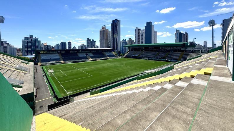 Chapecoense e Athletico-PR, com gramados sintéticos, e Remo sobem para a Série A