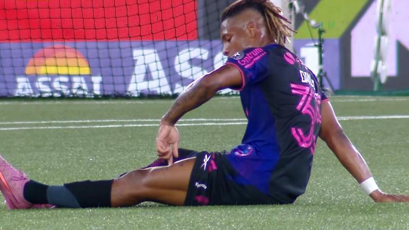 Repórter relata falas de Danilo após lesão no Botafogo: ‘Senti a coxa. Não vou dizer que é leve, é mais ou menos’