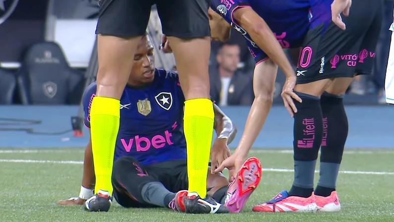 Danilo sente a coxa no primeiro tempo e é substituído de maca em Botafogo x Grêmio