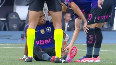 Danilo sente a coxa no primeiro tempo e é substituído de maca em Botafogo x Grêmio Danilo sente a coxa no primeiro tempo e é substituído de maca em Botafogo x Grêmio