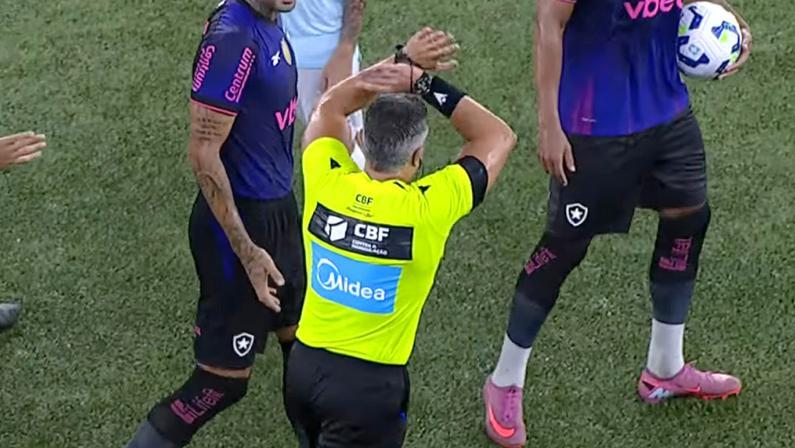 Botafogo tem pênalti ‘anulado’ contra o Grêmio; PC Oliveira discorda da arbitragem