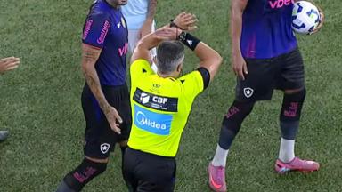 Botafogo tem pênalti ‘anulado’ contra o Grêmio; PC Oliveira discorda da arbitragem Botafogo tem pênalti ‘anulado’ contra o Grêmio; PC Oliveira discorda da arbitragem