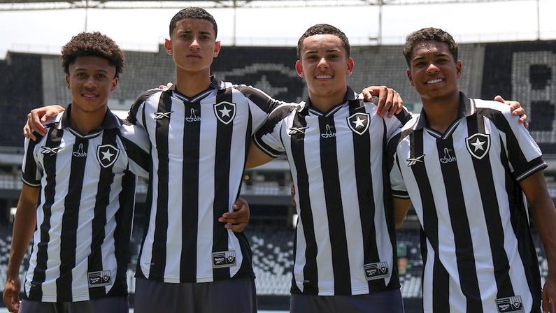 Botafogo firma vínculo profissional com Gustavo Xisto, Victor Hugo, Pedro Pit e Gustavo Santiago, do sub-16