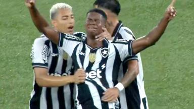 Mansur faz alerta ao Botafogo: ‘Time parece mais ameaçador com bola que consistente sem’ Mansur faz alerta ao Botafogo: ‘Time parece mais ameaçador com bola que consistente sem’