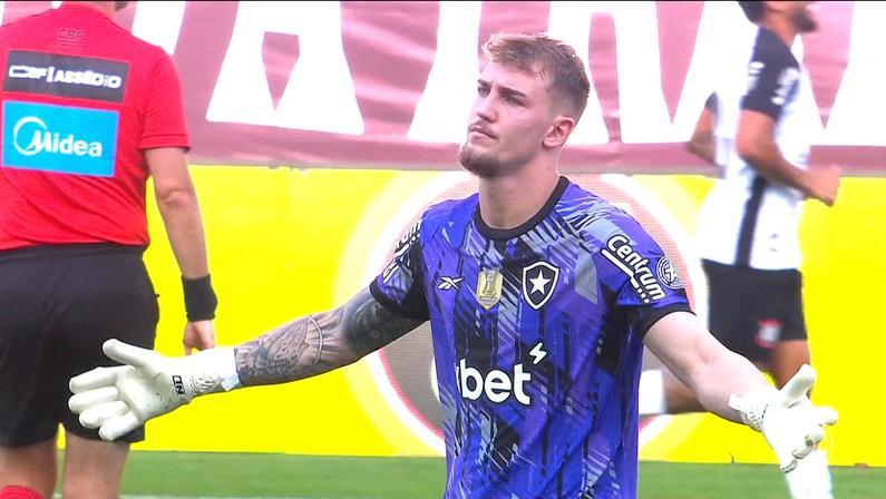 Comentaristas analisam erro de Léo Linck no empate do Botafogo com Corinthians: ‘Tentou um passe muito perigoso’