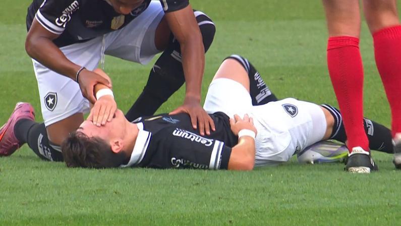 Álvaro Montoro sai chorando com dores no quadril após pancada em Corinthians x Botafogo