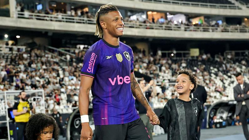 Lesão é leve, e Danilo busca se recuperar para jogar em Botafogo x Fortaleza