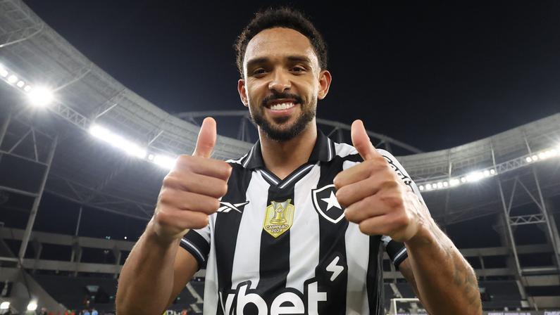 Botafogo nega interesse de clubes ingleses por Vitinho: 'Não recebemos nada oficial'