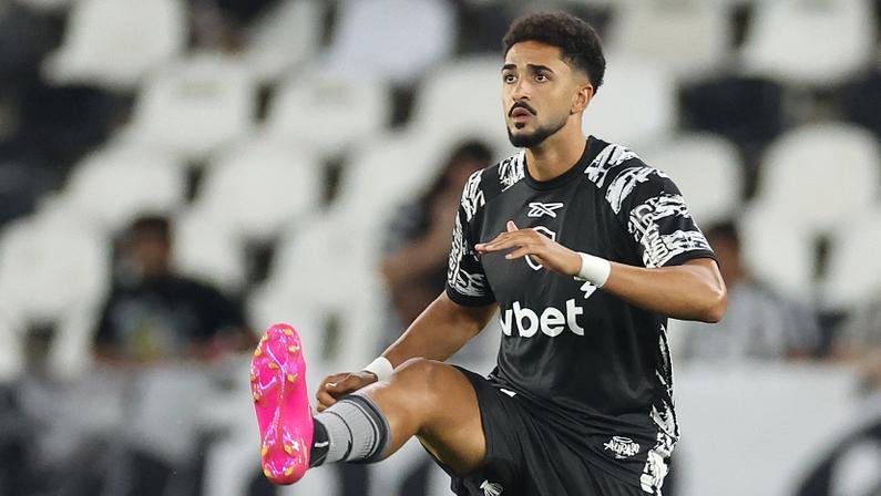 Substituído em Botafogo x Sport após pancada no quadril, Chris Ramos revelou estar com dores no local há mais de duas semanas