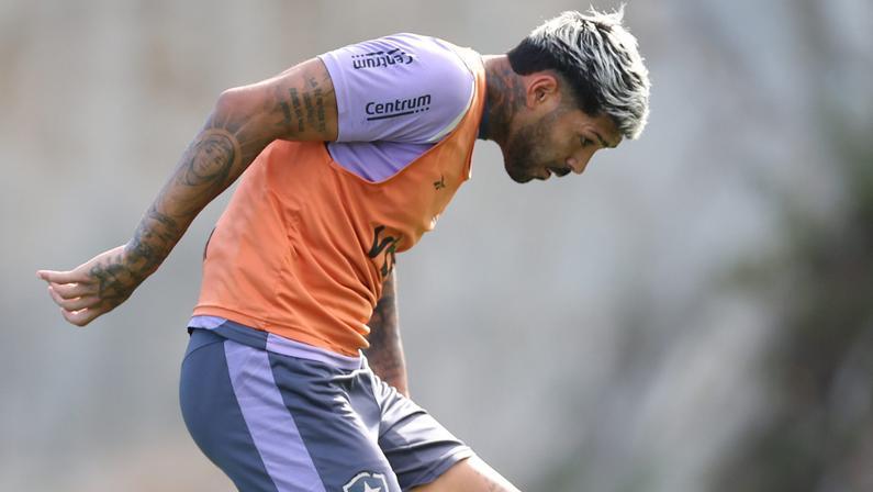 Com lesão, Alexander Barboza é dúvida para Botafogo x Fortaleza; se atuar, será no sacrifício