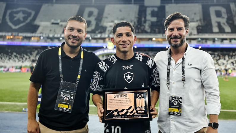Savarino recebe placa por marca de 100 jogos pelo Botafogo