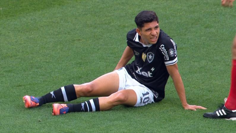 Corinthians x Botafogo: Savarino sente dores na parte posterior da coxa e é substituído no primeiro tempo