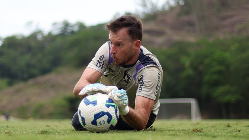 Neto Acelera Recuperação e Dispensa Férias para Reforçar o Botafogo em 2026