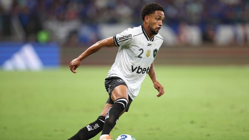 Recordista de jogos pelo Botafogo no ano, Vitinho celebra: ‘Já imaginava que iria atingir a melhor marca da carreira’