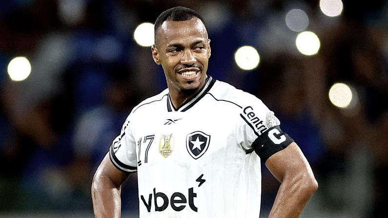 Capitão do Botafogo, Marlon Freitas está entre os 10 jogadores que menos desfalcaram seus times por lesão desde 2020