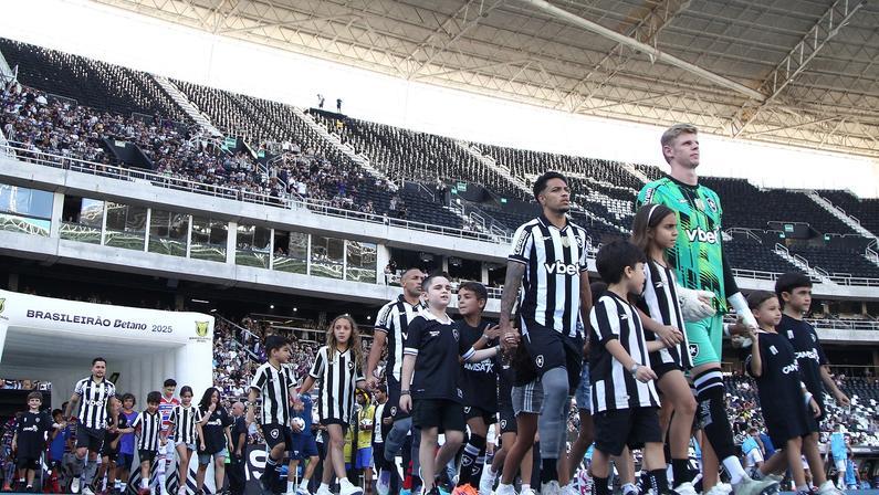 Mansur critica planejamento do Botafogo e aponta falta de estabilidade no elenco