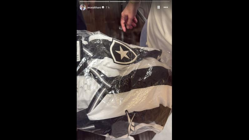 Sheik da família real do Catar posta foto de camisa do Botafogo após encontro com presidente do associativo