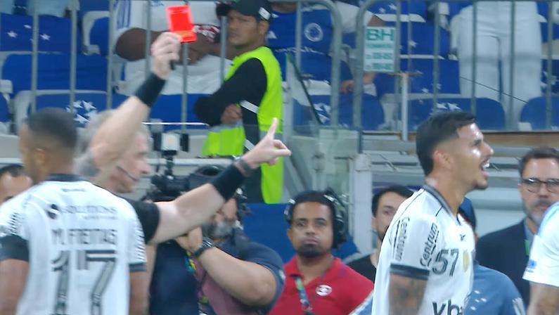 David Ricardo reage após expulsão em Cruzeiro 2 x 2 Botafogo: ‘Tenho consciência limpa e sei que não quis ser desleal’