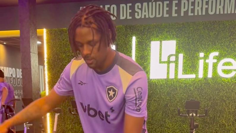 Em recuperação, Kaio Pantaleão posta vídeo de fortalecimento muscular no Botafogo: ‘Passo a passo’