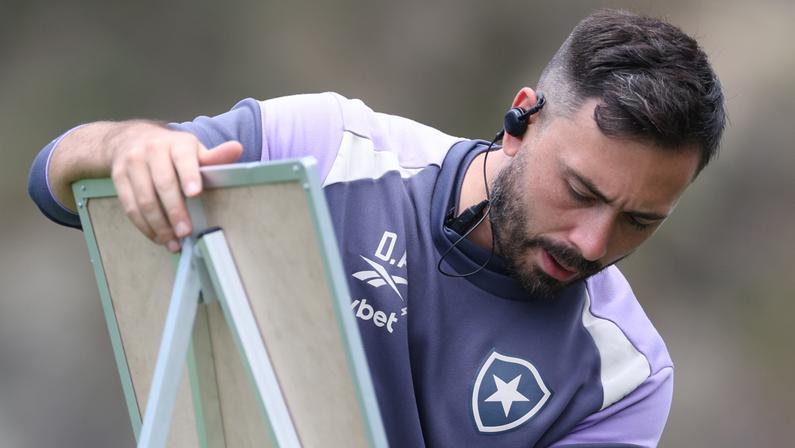 Botafogo: Davide Ancelotti participa de conversas de planejamento para 2026 e deve selar permanência em reunião com Textor