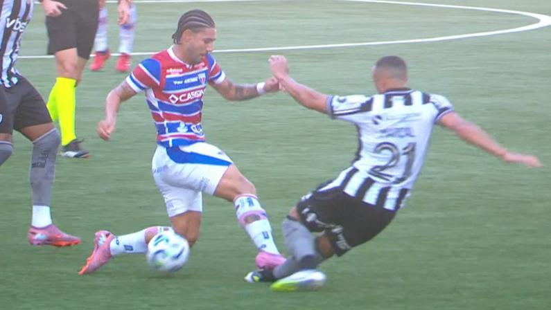 PC Oliveira vê Botafogo prejudicado com não expulsão de Mancuso, do Fortaleza, por entrada em Marçal no primeiro tempo