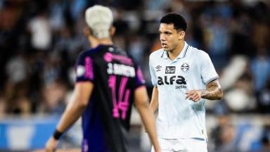 Botafogo oferece R$ 6 milhões por zagueiro do Grêmio, mas clube gaúcho recusa Botafogo oferece R$ 6 milhões por zagueiro do Grêmio, mas clube gaúcho recusa