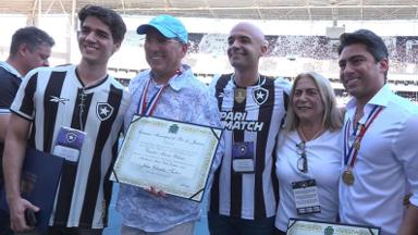 John Textor recebe Medalha Pedro Ernesto no Nilton Santos antes de jogo com Fortaleza e se emociona: ‘Aprendi como esse clube é especial’ John Textor recebe Medalha Pedro Ernesto no Nilton Santos antes de jogo com Fortaleza e se emociona: ‘Aprendi como esse clube é especial’
