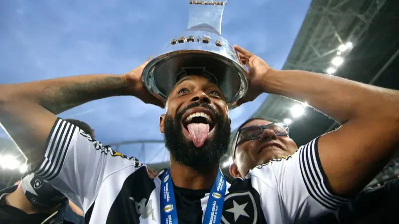 Chay, da Portuguesa, reencontra Botafogo e se declara: 'Amor eterno. Clube mudou minha vida'