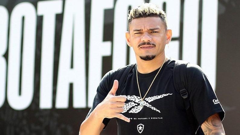 Tiquinho Soares fala sobre possível volta ao Botafogo: ‘Vamos deixar as coisas acontecerem. Tenho carinho enorme’