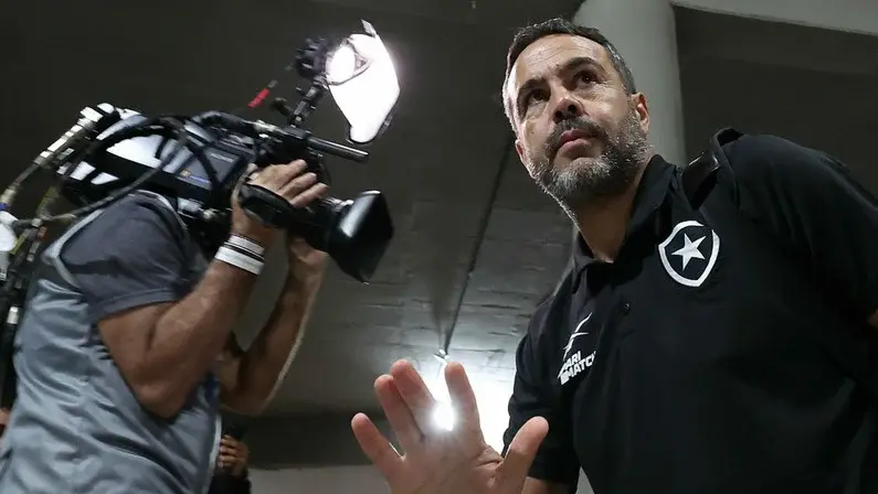 Botafogo está quitando dívida com Artur Jorge, mas chance de retorno agora é ‘zero’, diz jornalista