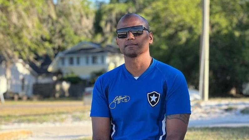 Jefferson se diz honrado com inclusão em bandeirão do Botafogo e relembra ‘fico’ para a Série B: ‘Nunca coloquei dinheiro à frente do profissionalismo’