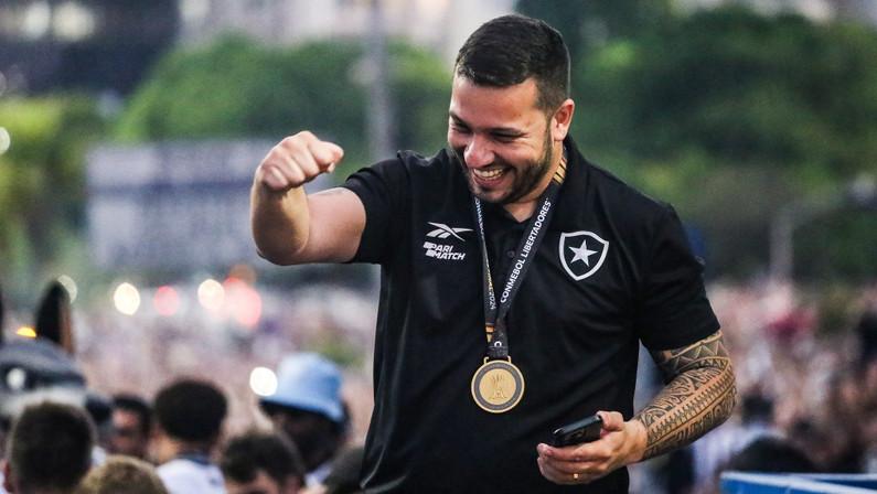 Alessandro Brito permanece no Botafogo em meio a mudanças na diretoria