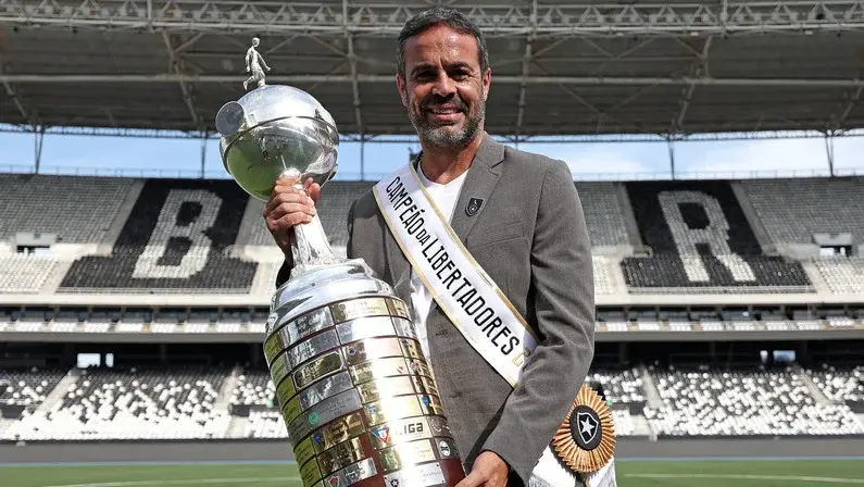Artur Jorge recusa Vasco e prioriza projeto de títulos no Brasil