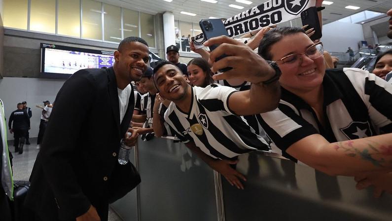 Júnior Santos desembarca no Galeão nesta quarta-feira às 19h30 para retornar ao Botafogo