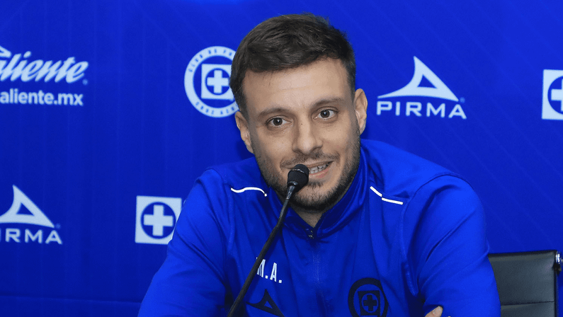 Botafogo avança em negociação com Martín Anselmi e pode anunciar novo técnico nesta terça