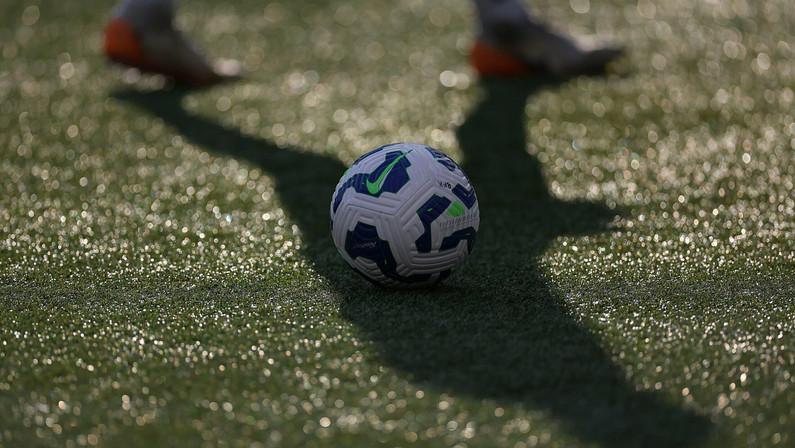 Flamengo e Fluminense pressionam, mas CBF mantém gramado sintético no futebol brasileiro, diz rádio