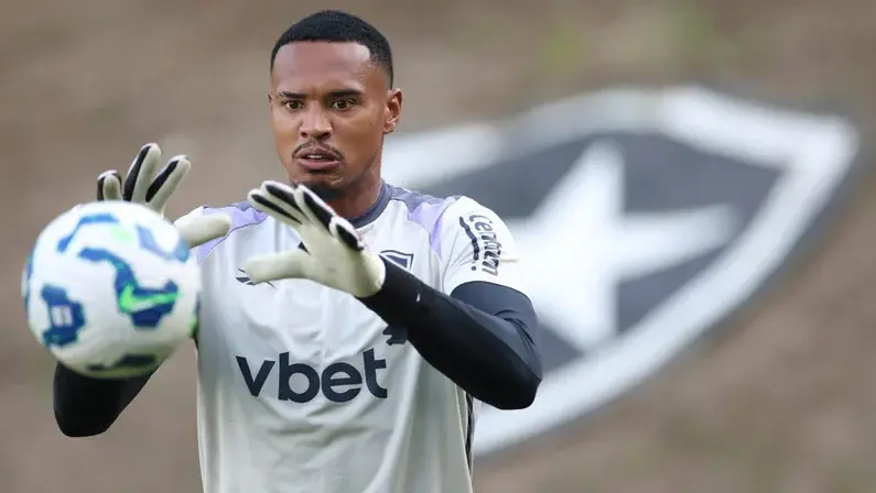 John, do Nottingham Forest, valoriza processo de recuperação que terá no Lonier: 'É um prazer estar perto do Botafogo'