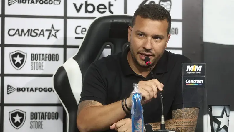 Corinthians sonda Alessandro Brito do Botafogo após saída de Fabinho Soldado