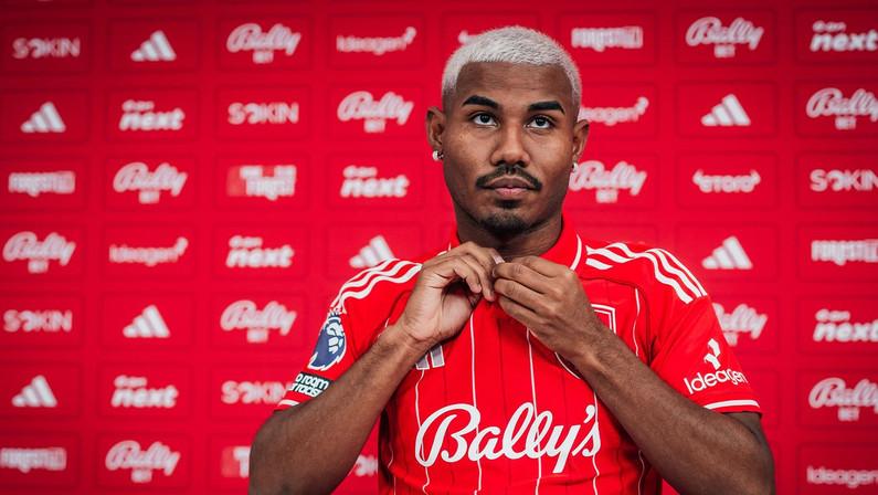 Ex-Botafogo, Cuiabano viaja para a Inglaterra para se apresentar ao Nottingham Forest