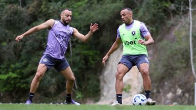 Marçal aposta no sucesso de Arthur Cabral no Botafogo com pré-temporada: ‘Elenco gosta muito dele’ Marçal aposta no sucesso de Arthur Cabral no Botafogo com pré-temporada: ‘Elenco gosta muito dele’
