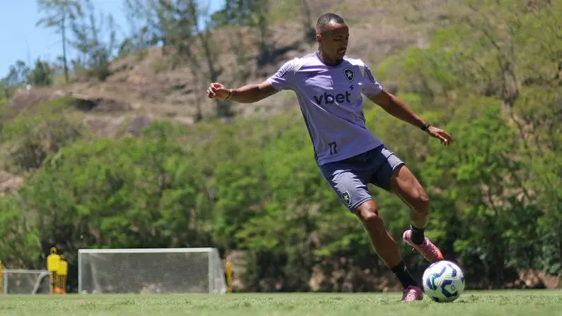 Botafogo rejeita proposta do Palmeiras por Marlon Freitas e mantém negociações