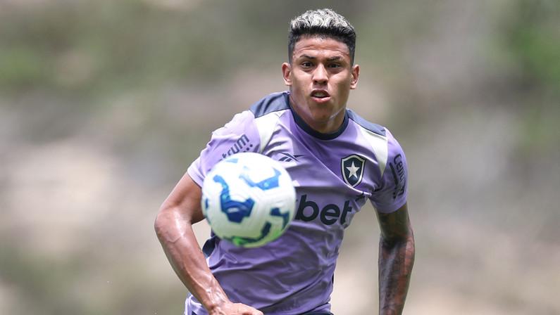 Recuperado de lesão, Matheus Martins foi poupado dos últimos jogos de 2025 para iniciar ano 100% no Botafogo