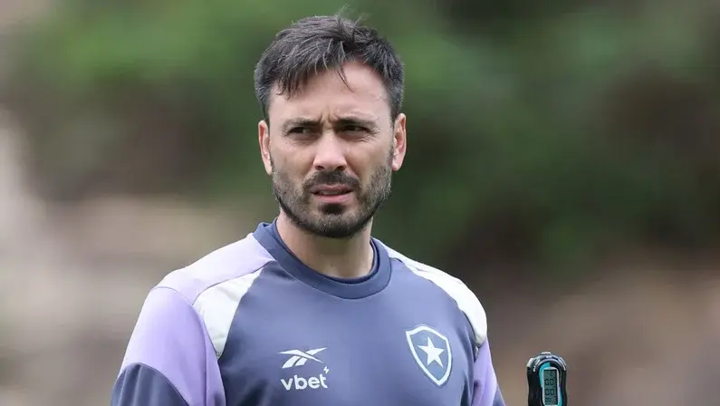 Provável janela tímida e risco de transfer ban pesaram para Davide Ancelotti sair do Botafogo, diz site