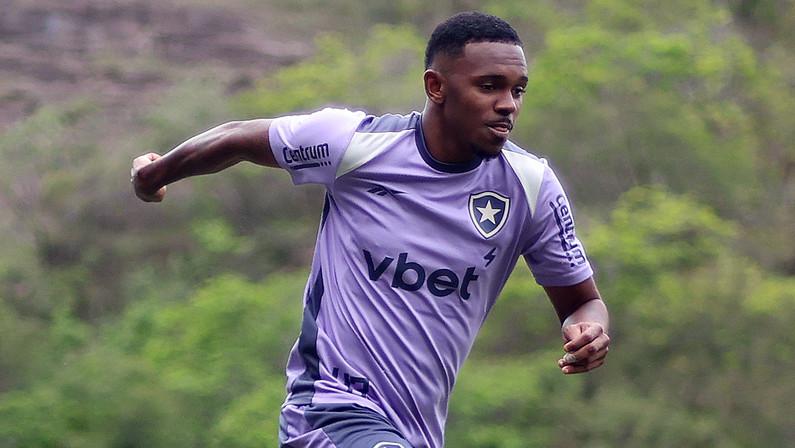 Santos faz contato e pode entrar na disputa com clube da China por Jeffinho, do Botafogo