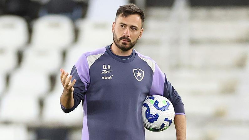 Decisão do Botafogo por demitir preparador físico não foi único motivo para Davide Ancelotti sair