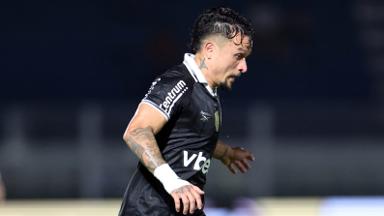 Botafogo deve dinheiro a Artur e pode negociá-lo com clube do Catar, diz repórter Botafogo deve dinheiro a Artur e pode negociá-lo com clube do Catar, diz repórter