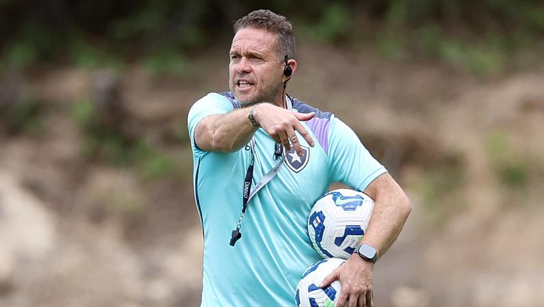 Ex-auxiliar do Botafogo, Luis Tevenet está perto de ser o novo técnico do Valladolid