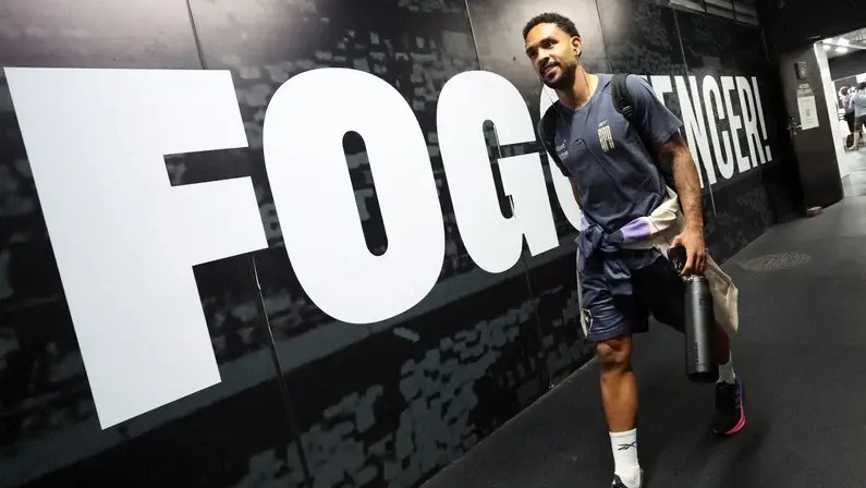 Vitinho não deve sair do Botafogo pelo menos até a Copa do Mundo; lateral tem sondagens do Brasil