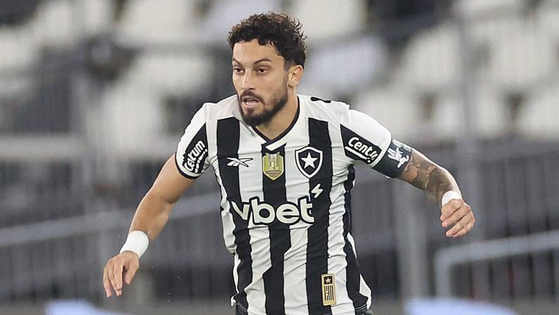 Torcida do Botafogo prefere Alex Telles para assumir faixa de capitão com saída de Marlon Freitas
