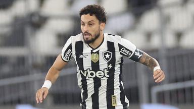 Torcida do Botafogo prefere Alex Telles para assumir faixa de capitão com saída de Marlon Freitas Torcida do Botafogo prefere Alex Telles para assumir faixa de capitão com saída de Marlon Freitas